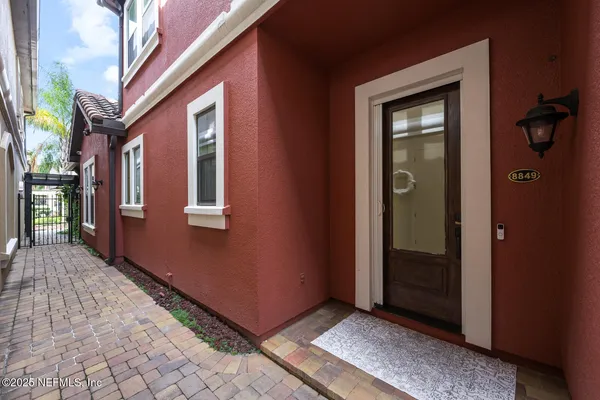 a view of entryway with livingroom