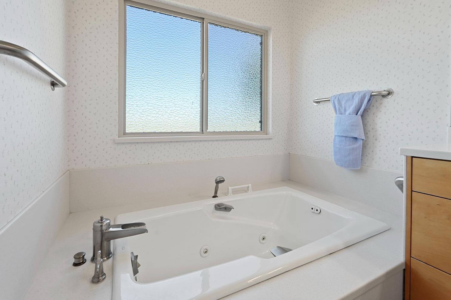 6120 Eschinger Road Elk Grove, CA 95757 - Photo 20 of 39 a white bath tub sitting next to a white sink