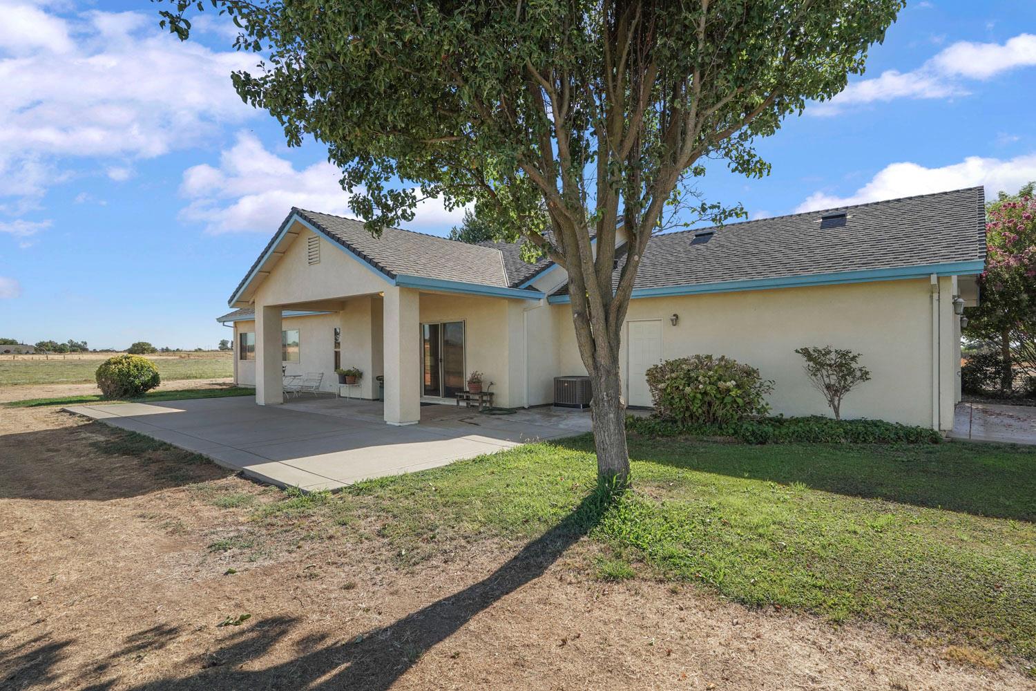 6120 Eschinger Road Elk Grove, CA 95757 - Photo 34 of 39 a front view of a house with garden