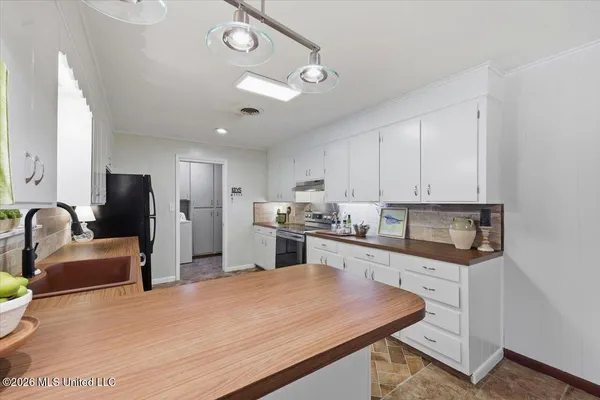 $185,000 | 258 Twin Lakes Drive, Canton, MS 39046