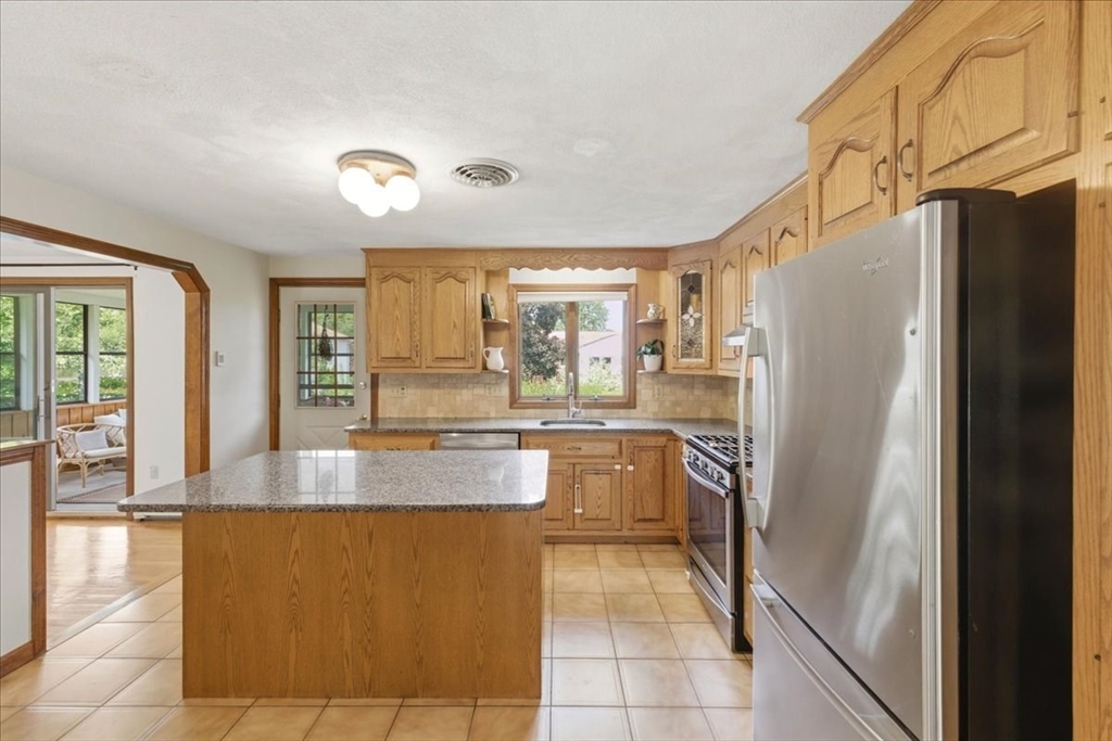 27 Feeney Road Norwood, MA 02062 - Photo 7 of 32