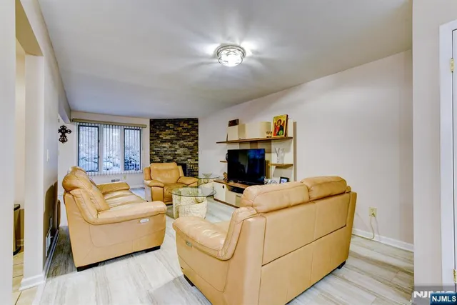 $649,999 | 6 Hanson Place, Unit 8, Wayne, NJ 07470