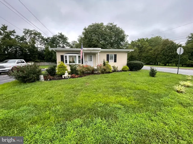a view of a backyard of the house