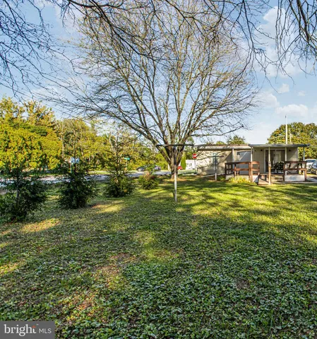 a view of a yard with a house