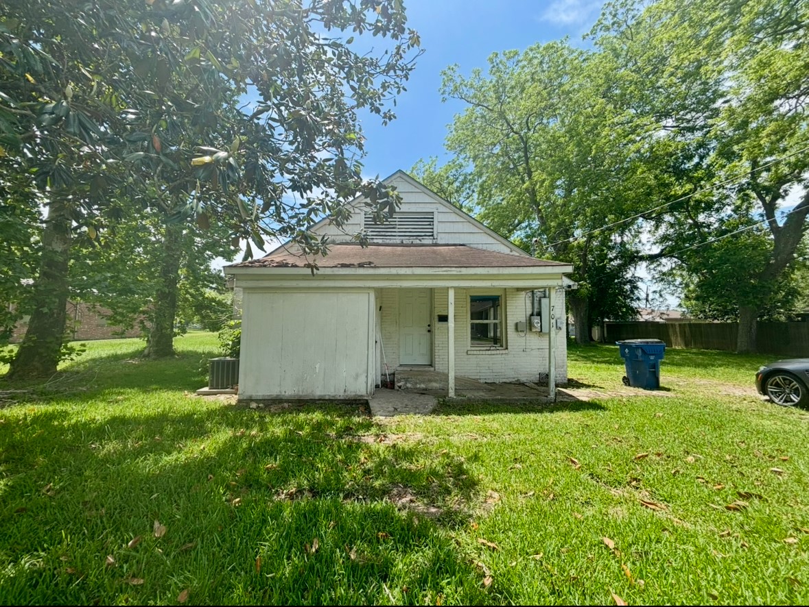 701 North Hackberry Street Sweeny, TX 77480 - Photo 1 of 12 a view of a house with backyard and garden
