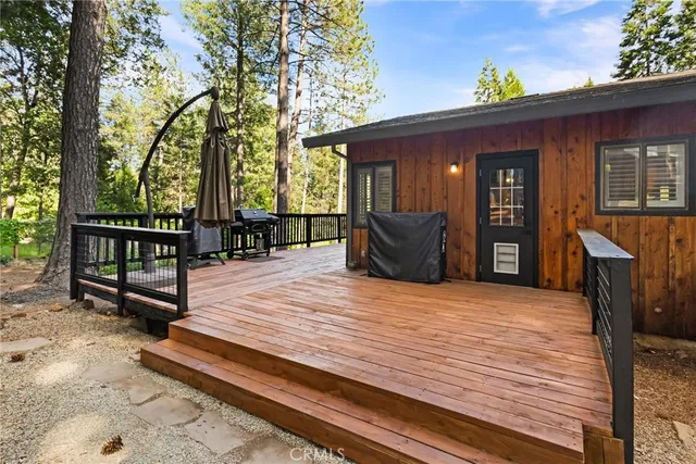 a view of a pathway with a garden