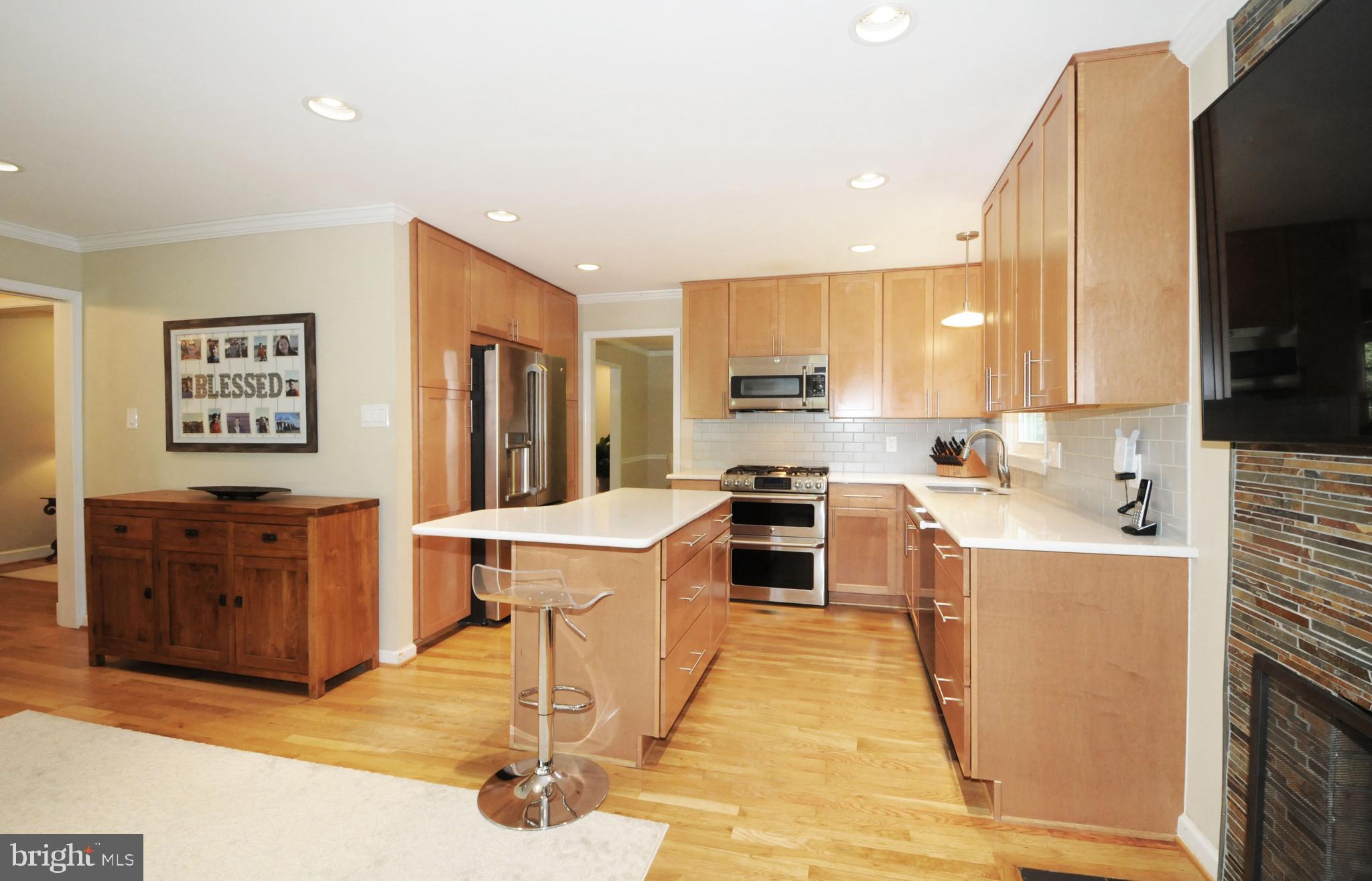 7821 Elba Road Alexandria, VA 22306 - Photo 19 of 54 FOOD, FRIENDS & FUN!