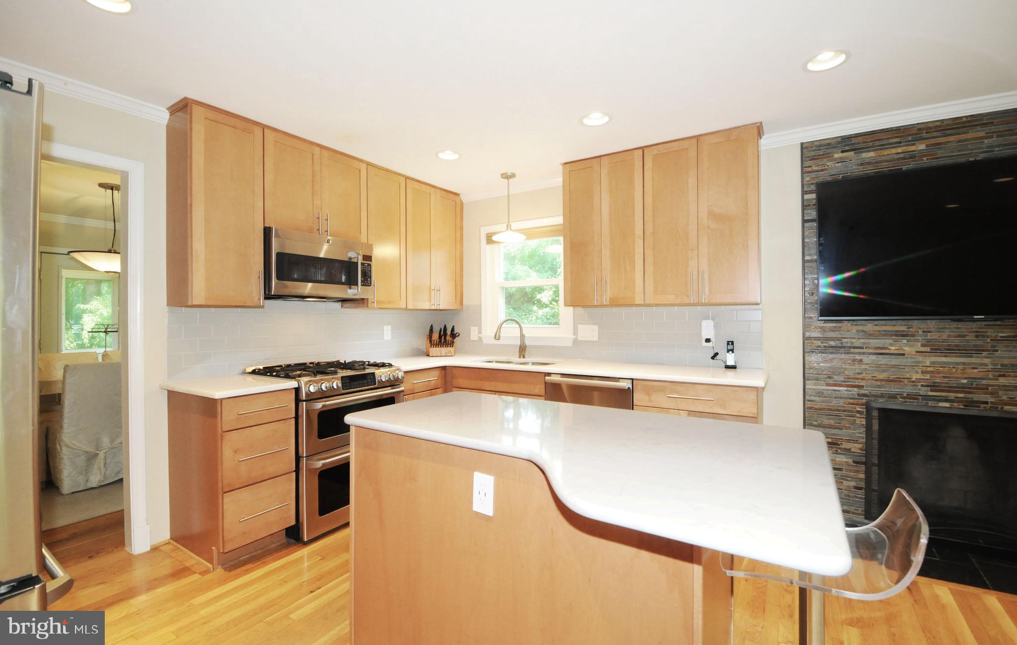 7821 Elba Road Alexandria, VA 22306 - Photo 20 of 54 WHO DOESN'T WANT AN ISLAND?
