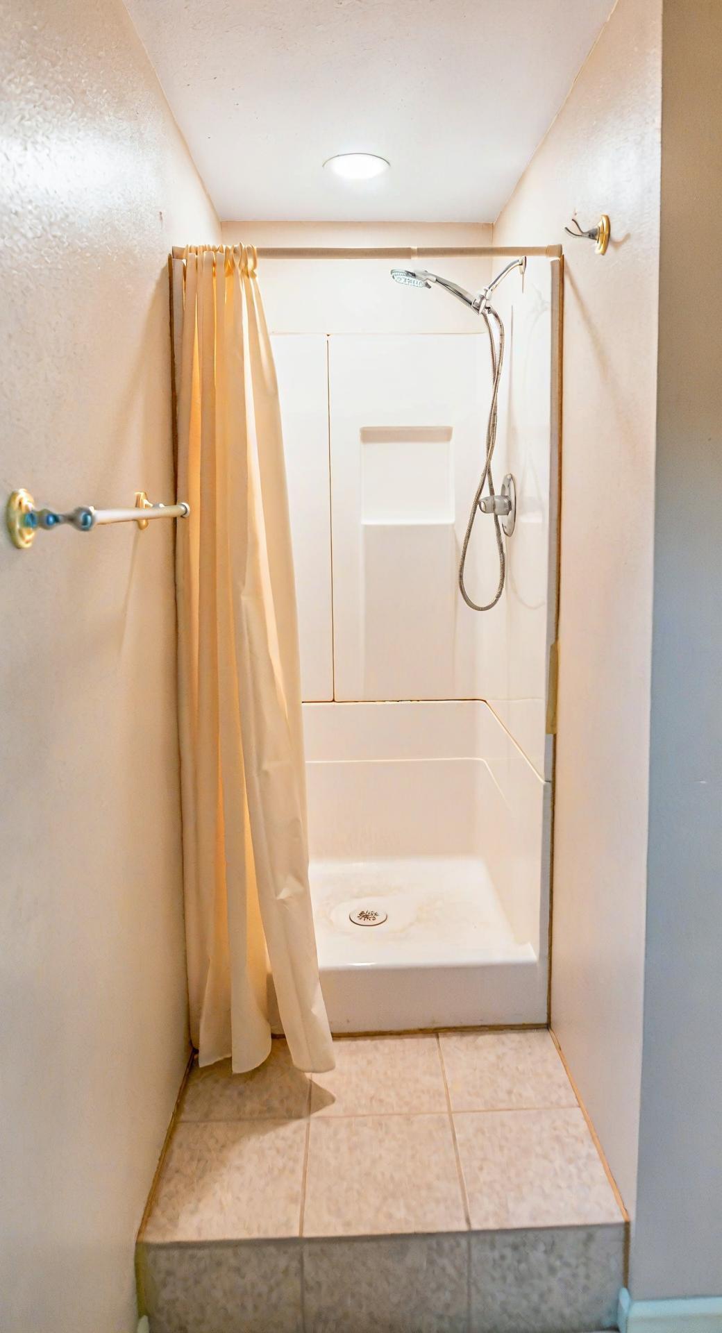 6620 Scottsbluff Road Klamath Falls, OR 97601 - Photo 36 of 51 Shower