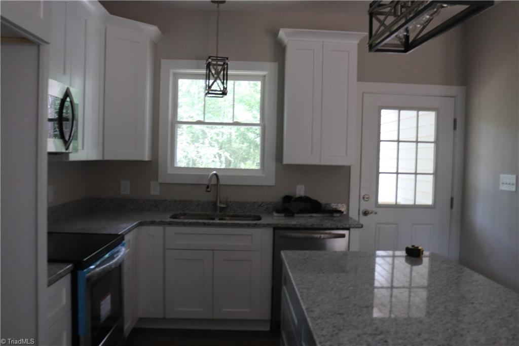 7323 McBane Mill Road Graham, NC 27253 - Photo 6 of 26 Kitchen w/granite