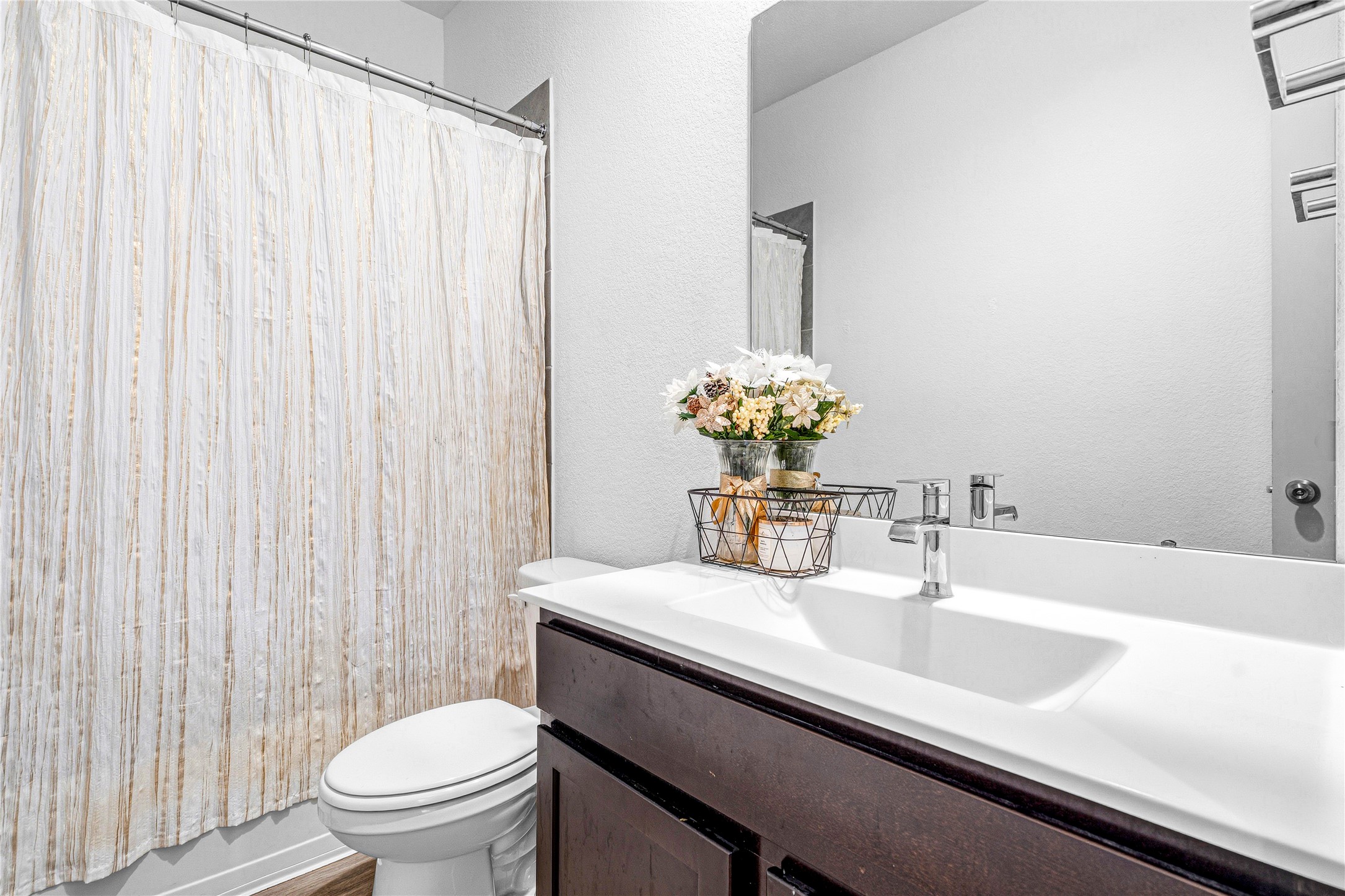 12566 Fleet River Road Houston, TX 77047 - Photo 23 of 30 Guest wash room