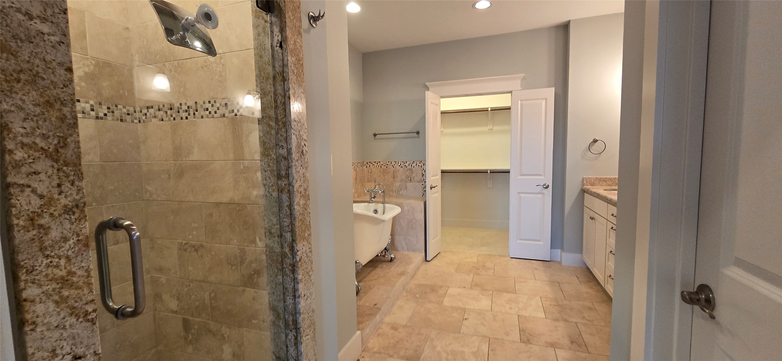 1117 Bonner Street Houston, TX 77007 - Photo 33 of 44 En-suite primary bathroom. Door to water closet on the right.