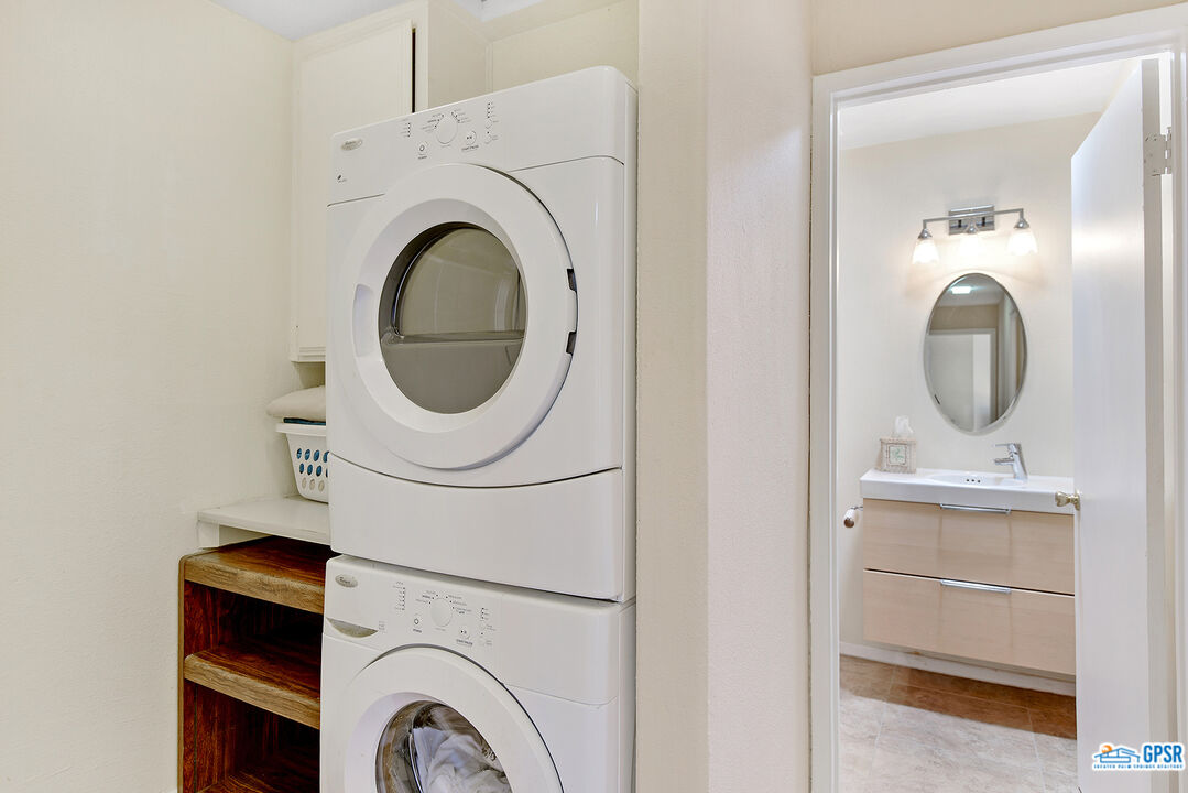 2783 North Cerritos Road Palm Springs, CA 92262 - Photo 24 of 25 a utility room with dryer and washer