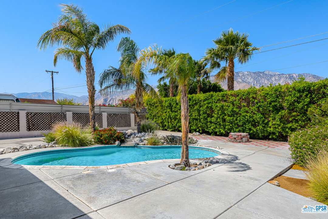 2783 North Cerritos Road Palm Springs, CA 92262 - Photo 5 of 25 a front view of a house with a garden