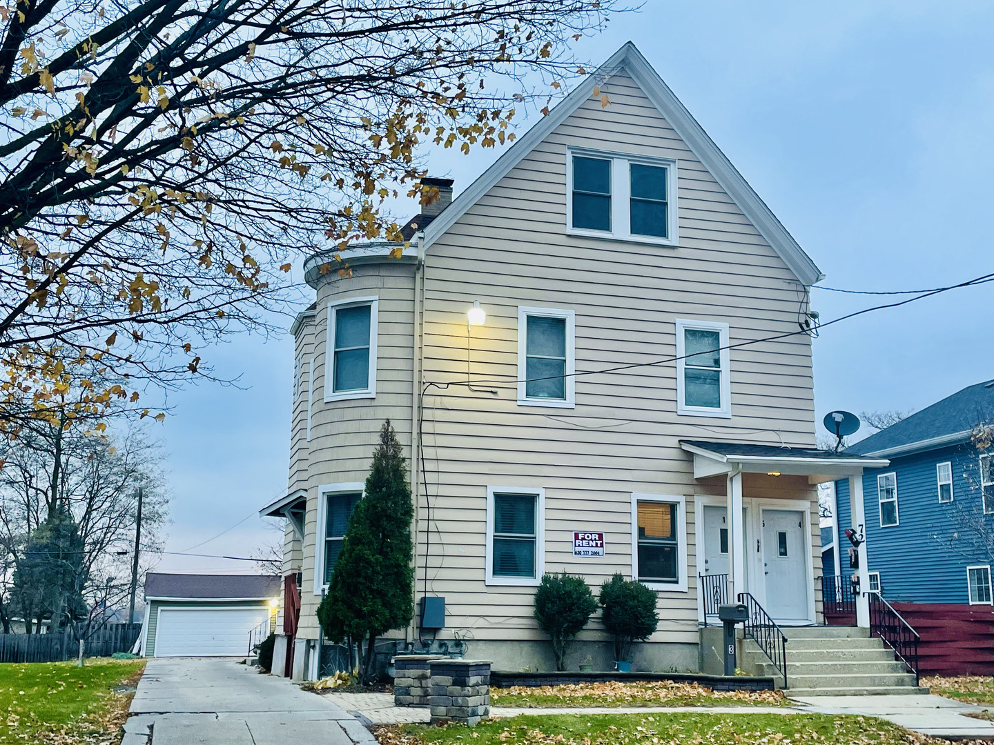 72 North 4th Street, Unit 4 Aurora, IL 60505 - Photo 1 of 11 a front view of a house with garden