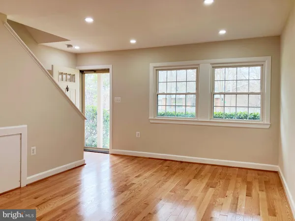 $2,850 | 428 Hampton Court, Unit 108, Falls Church, VA 22046