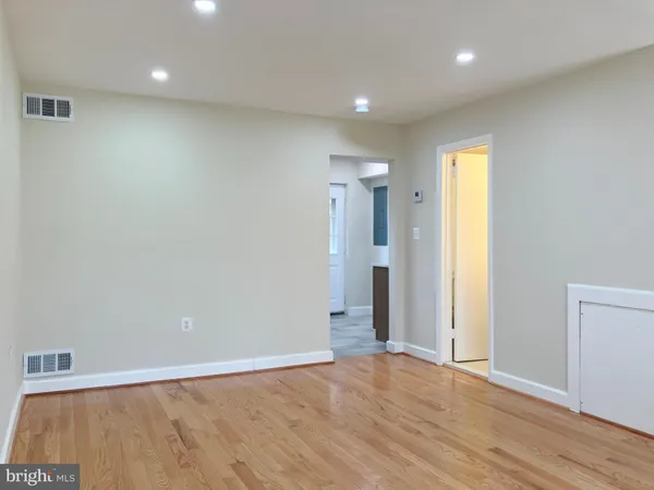 $2,850 | 428 Hampton Court, Unit 108, Falls Church, VA 22046