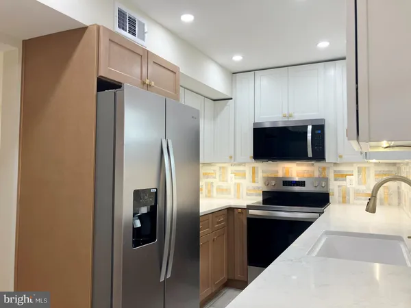 $2,850 | 428 Hampton Court, Unit 108, Falls Church, VA 22046