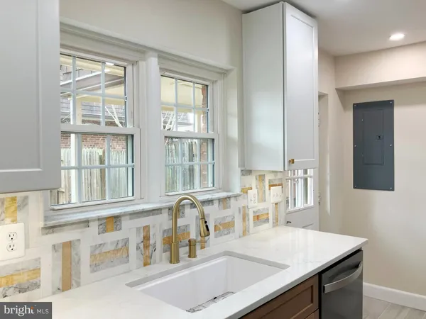 $2,850 | 428 Hampton Court, Unit 108, Falls Church, VA 22046