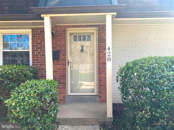 $2,850 | 428 Hampton Court, Unit 108, Falls Church, VA 22046