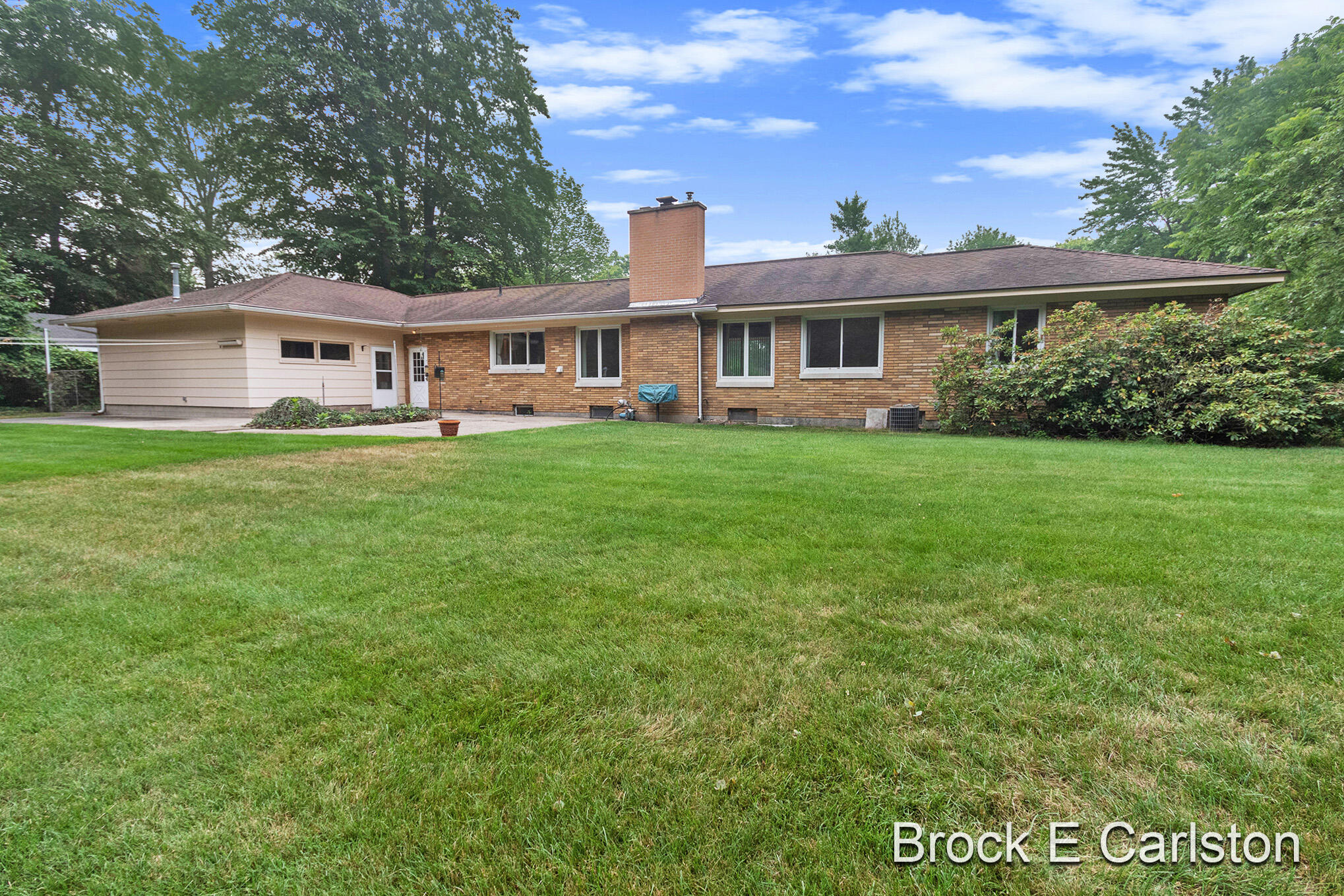 678 Aue Road Norton Shores, MI 49441 - Photo 12 of 57 S22A4325