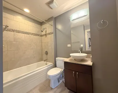 $3,400 | 1946 West Newport Avenue, Unit 3E, Chicago, IL 60657