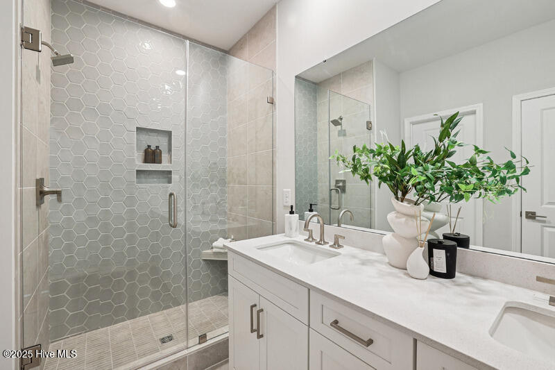 2511 Hillbourne Loop North Myrtle Beach, SC 29582 - Photo 8 of 34 35 mae primary bath