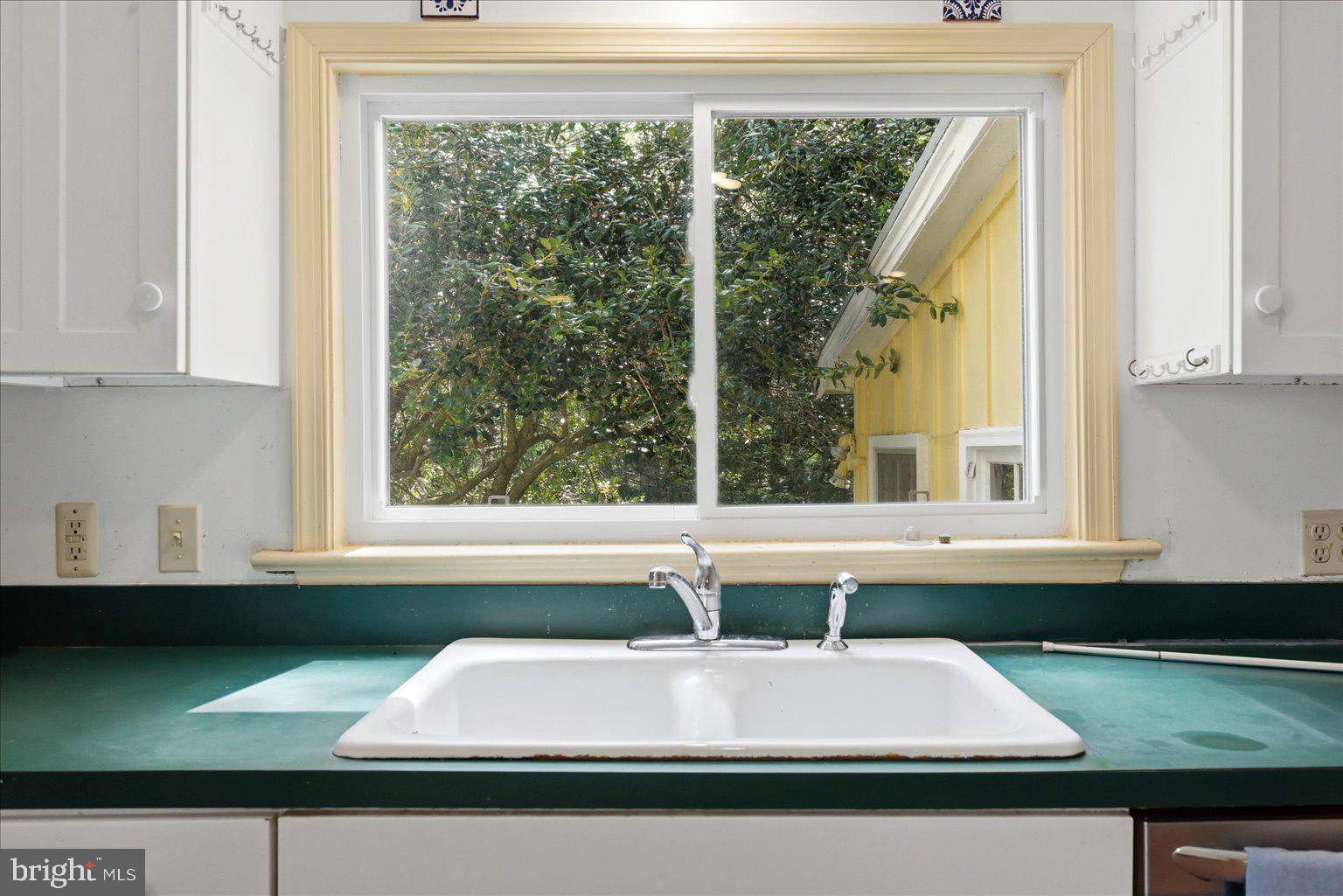 2674 5 Points Road Marshall, VA 20115 - Photo 47 of 72 Cheerful Kitchen with Double sink
