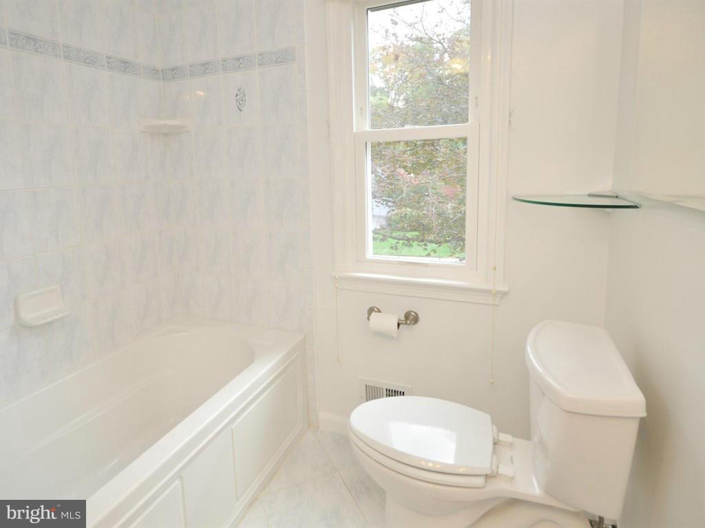 8523 Atwell Road Potomac, MD 20854 - Photo 22 of 30 Bath
