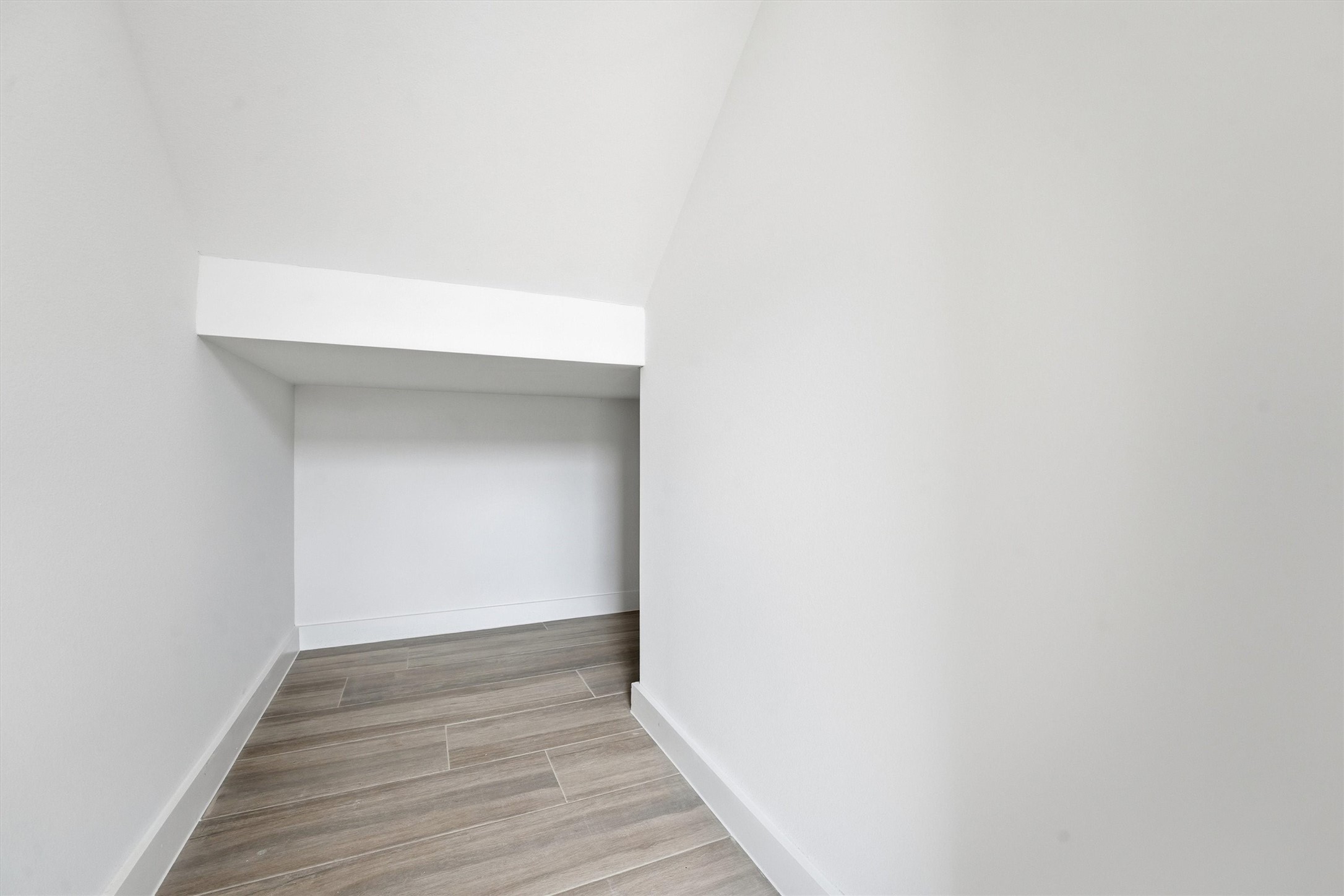 524 North 4th Street La Porte, TX 77571 - Photo 16 of 25 a view of hallway with wooden floor