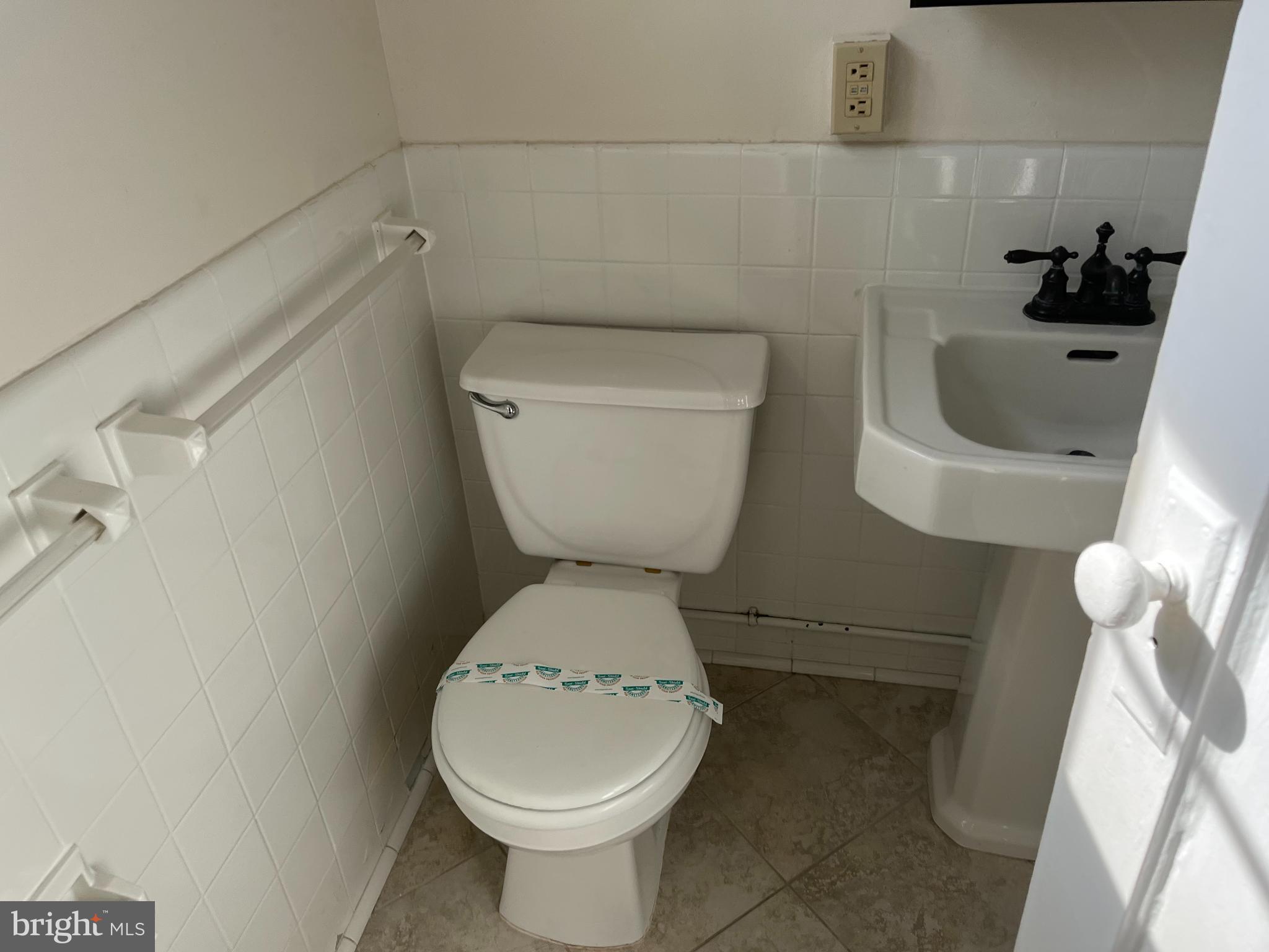 3216 Gunston Road Alexandria, VA 22302 - Photo 11 of 15 a bathroom with a toilet and a sink