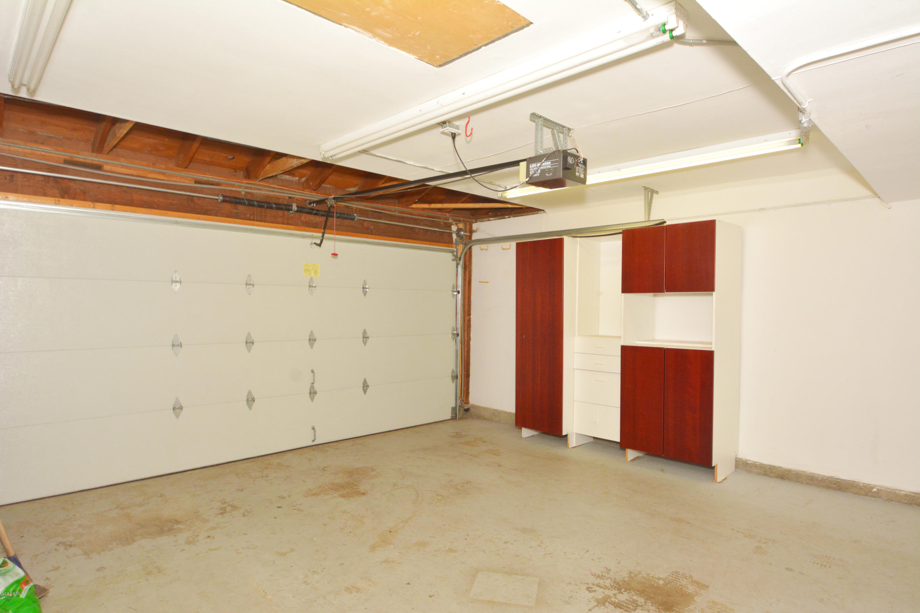 3352 Bryan Avenue Simi Valley, CA 93063 - Photo 22 of 23 garage