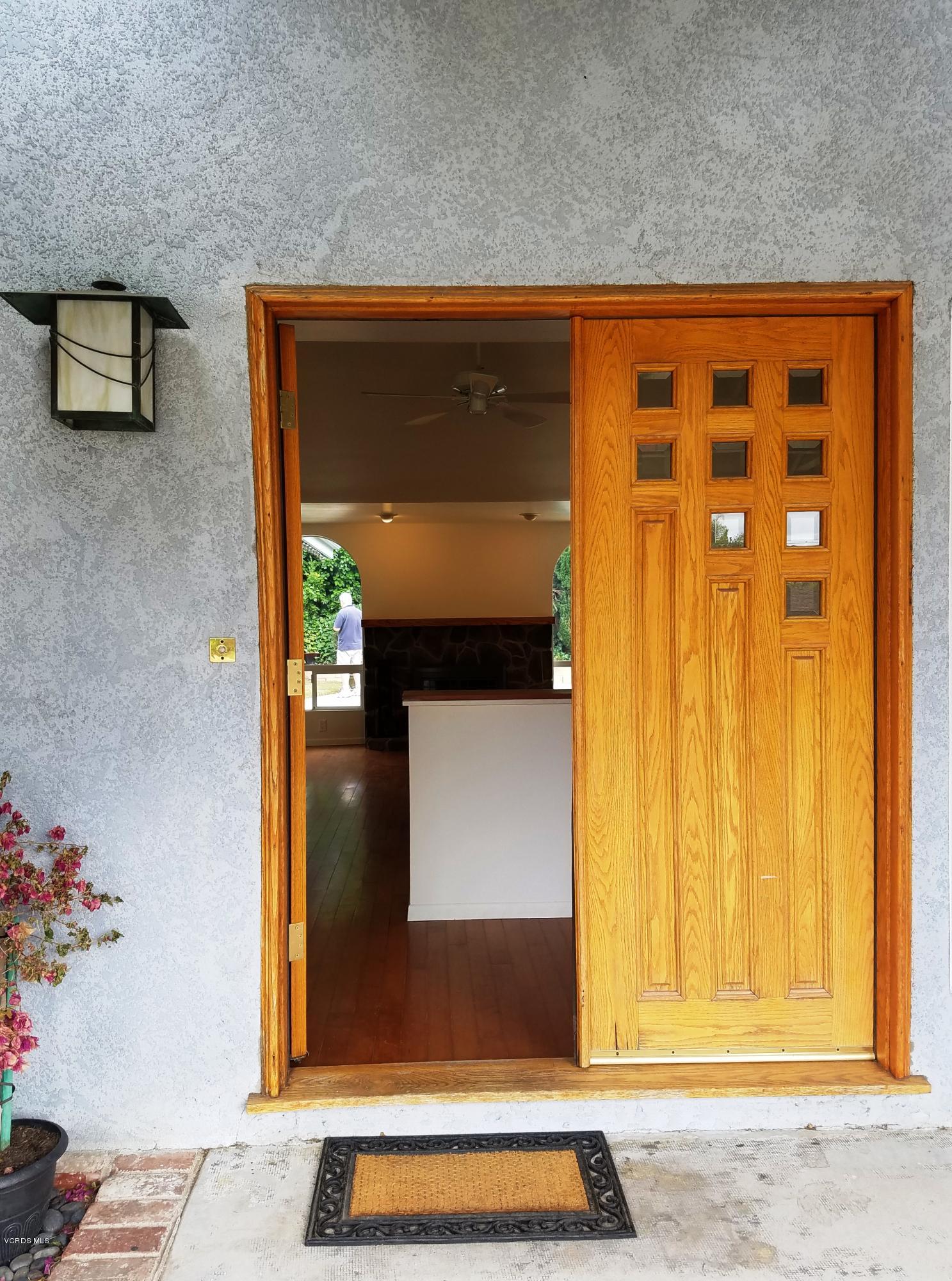 3352 Bryan Avenue Simi Valley, CA 93063 - Photo 6 of 23 Entry