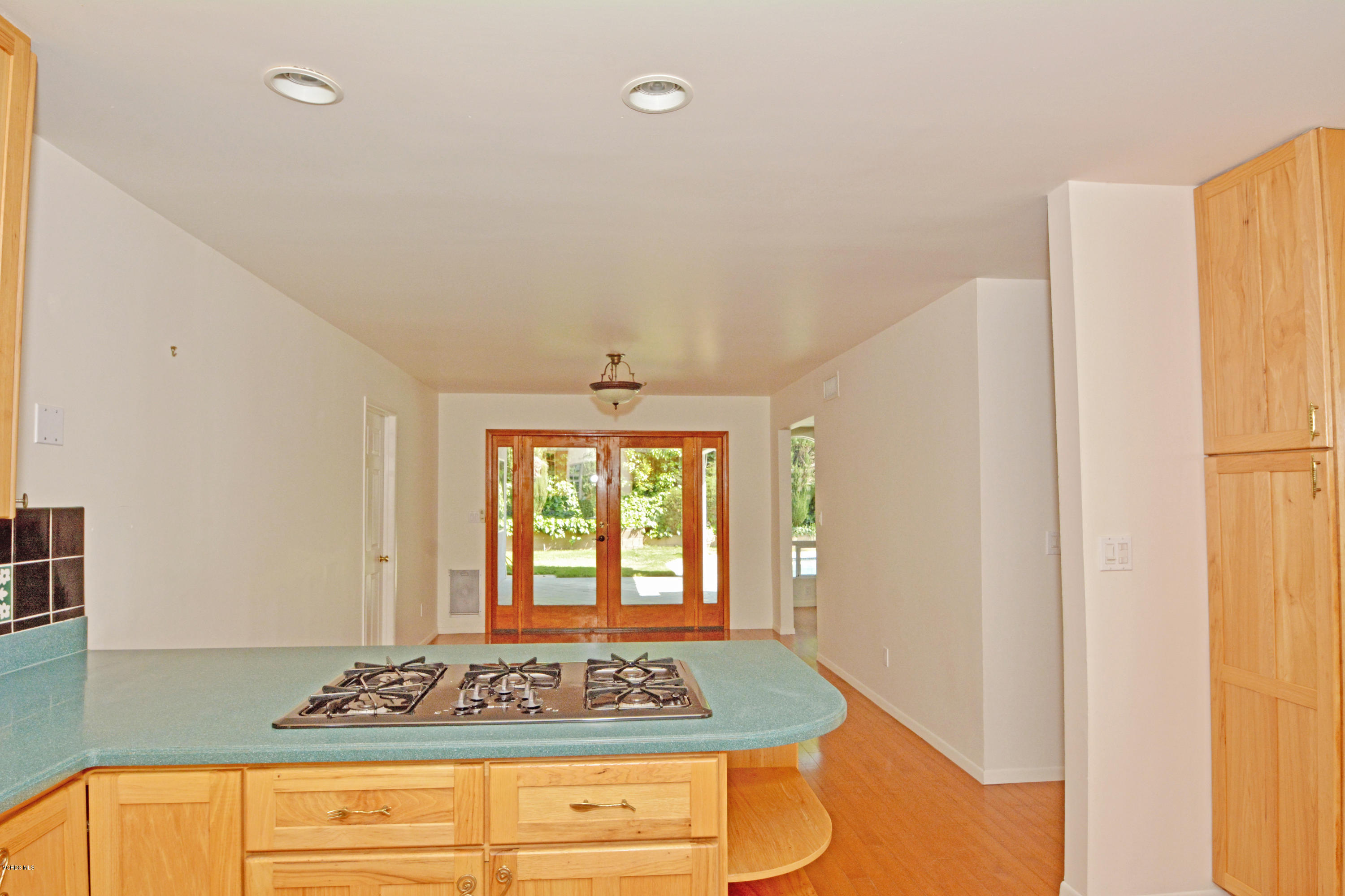 3352 Bryan Avenue Simi Valley, CA 93063 - Photo 10 of 23 Gas Cooktop