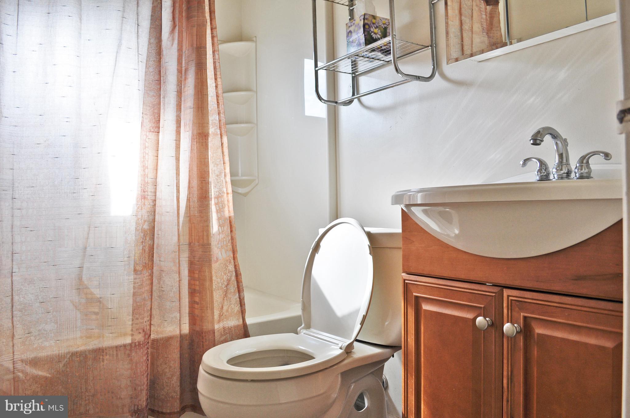2027 Holborn Road Baltimore, MD 21222 - Photo 9 of 14 Bath