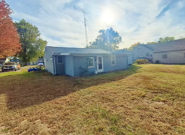 a view of a house with a yard
