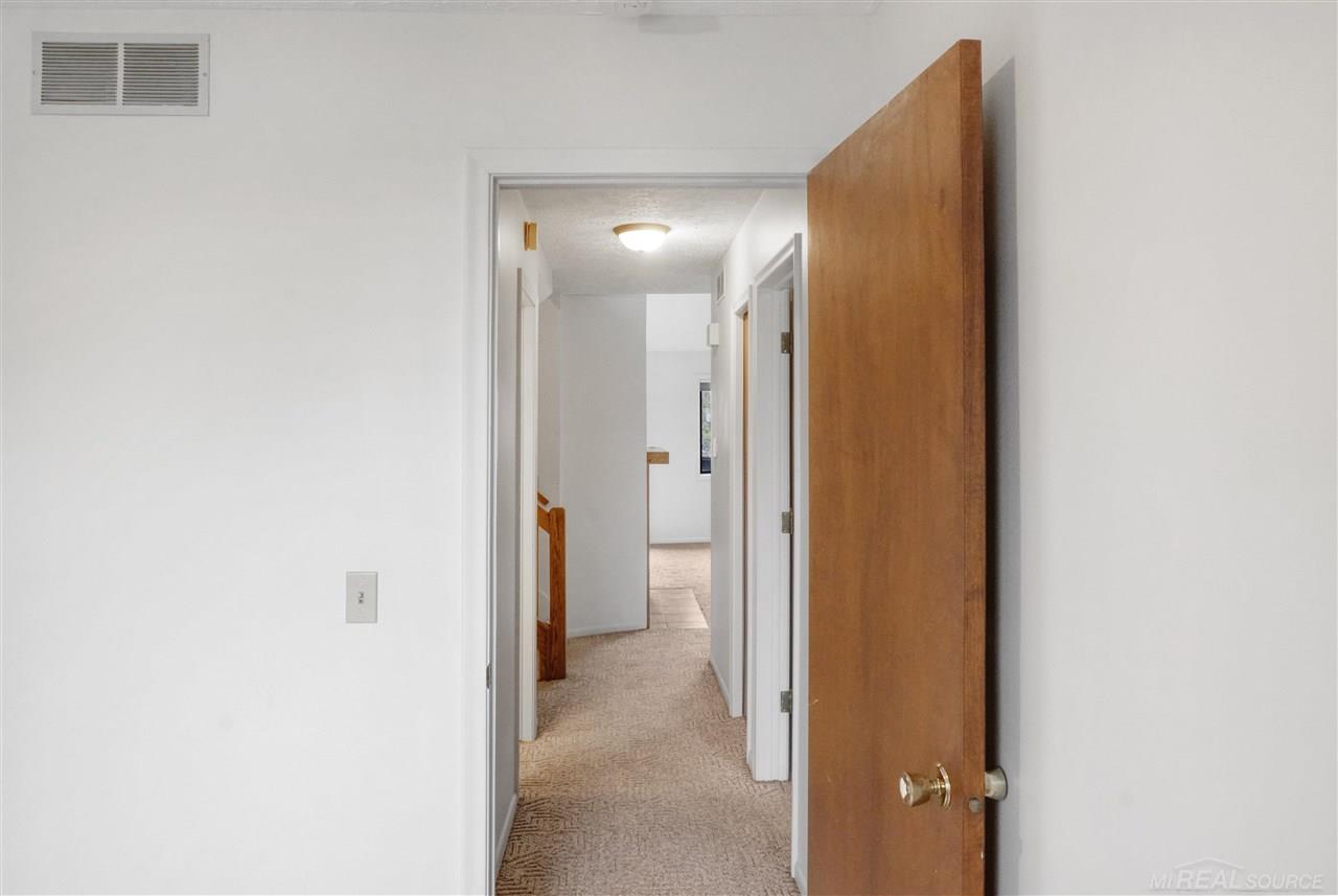 215 East Jolly Road Lansing, MI 48910 - Photo 24 of 38 50070946-23.JPG