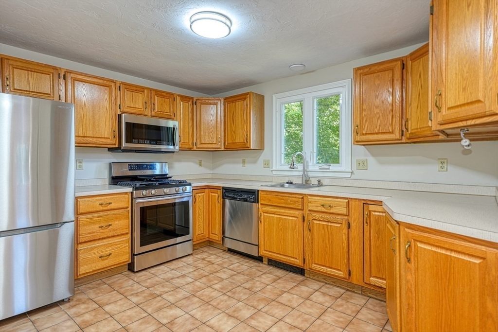 39 Wight Street Waltham, MA 02452 - Photo 11 of 33