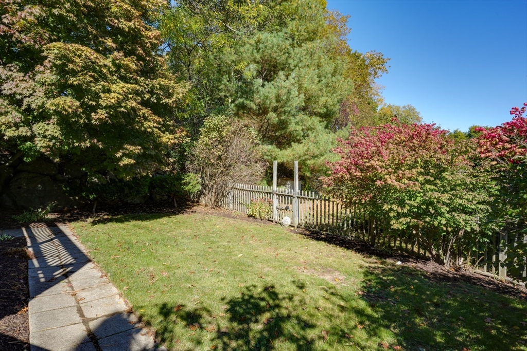 39 Wight Street Waltham, MA 02452 - Photo 4 of 33