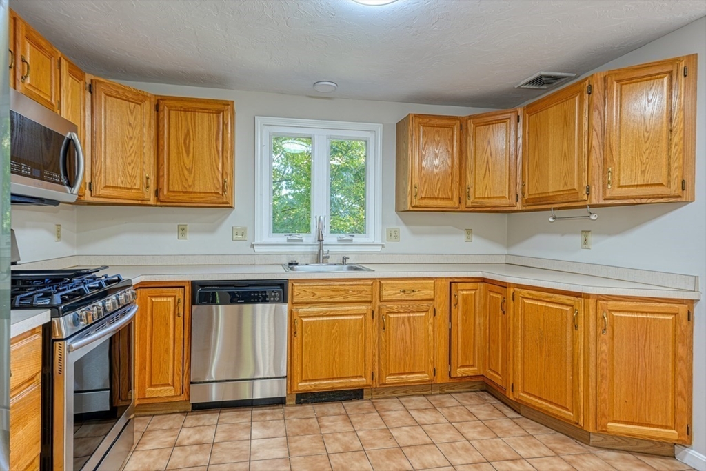 39 Wight Street Waltham, MA 02452 - Photo 10 of 33