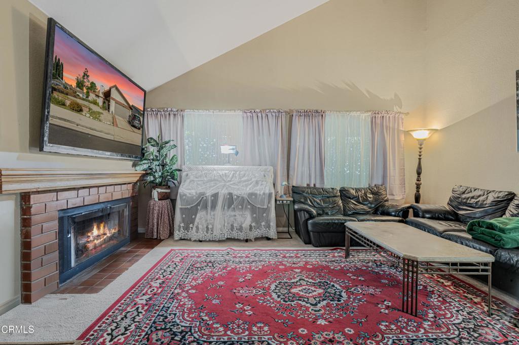 1805 Hillary Court Simi Valley, CA 93065 - Photo 7 of 38 12 Remove objects in blue and virtual st