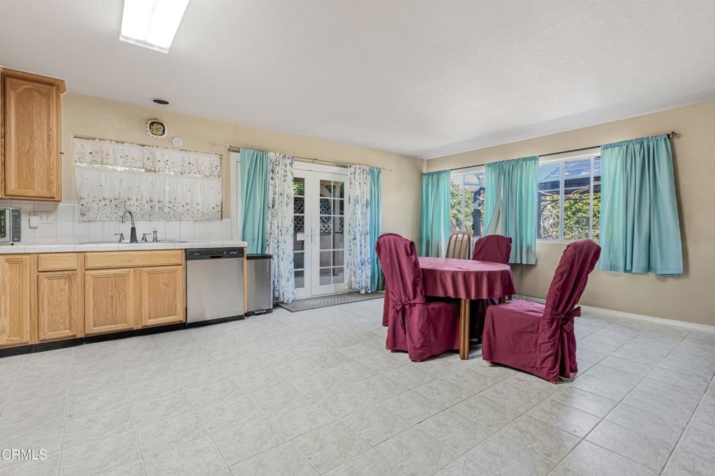 1805 Hillary Court Simi Valley, CA 93065 - Photo 9 of 38 7 Remove objects in blue