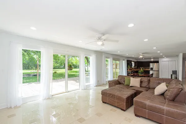 $585,000 | 6811 Cemetery Road, Manvel, TX 77578