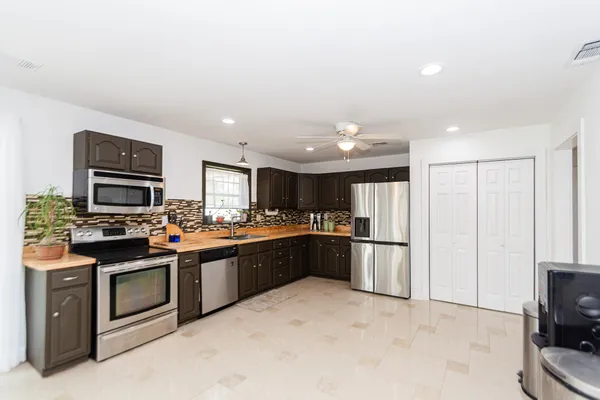 $585,000 | 6811 Cemetery Road, Manvel, TX 77578