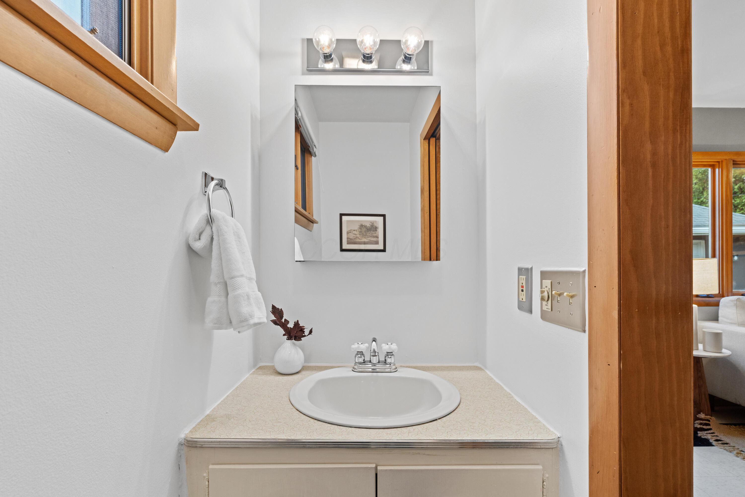 2676 Nottingham Road Columbus, OH 43221 - Photo 27 of 47 Half Bathroom