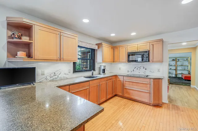 $750,000 | 10 Penelope Drive, East Setauket, NY 11733