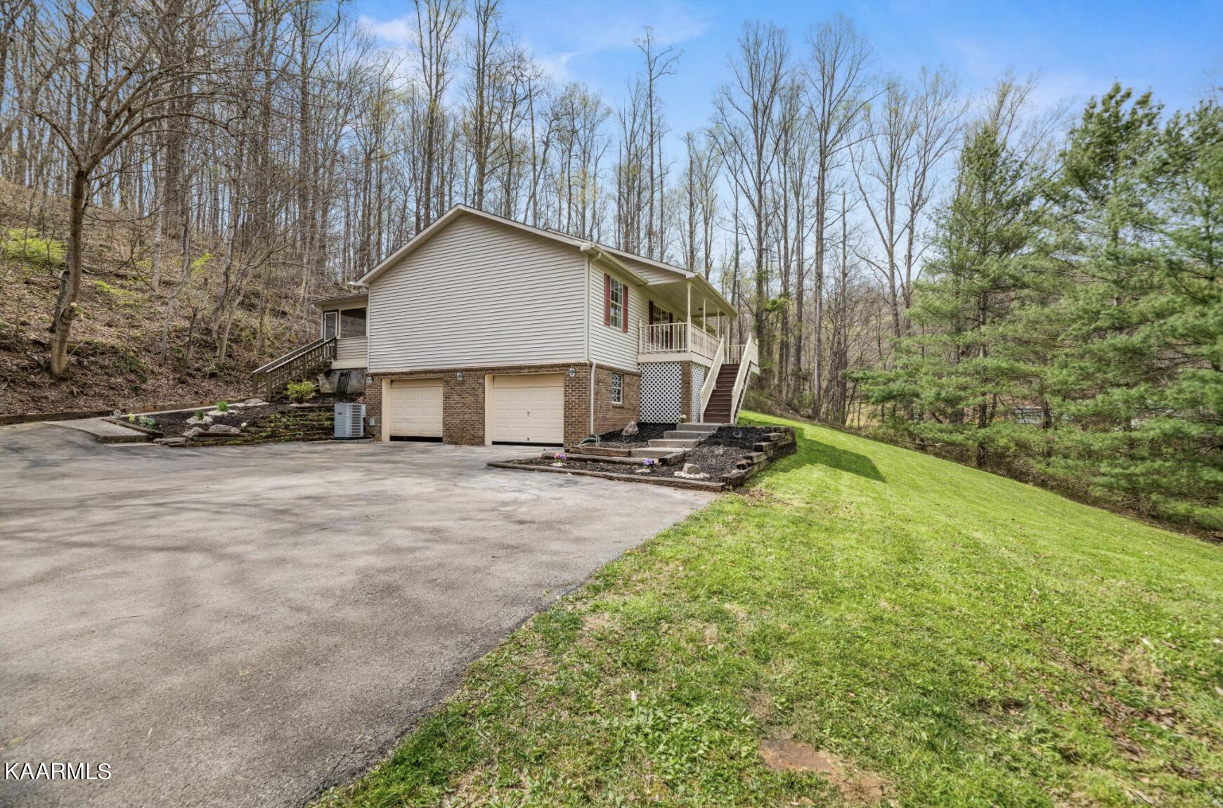 8605 Parker Drive Corryton, TN 37721 - Photo 2 of 29 Screen Shot 2022-04-05 at 11.00.25 AM