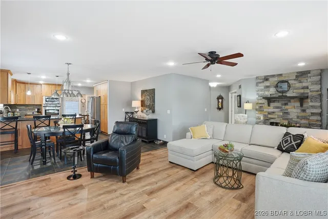 $1,099,900 | 637 Castle Garden Road, Sunrise Beach, MO 65079