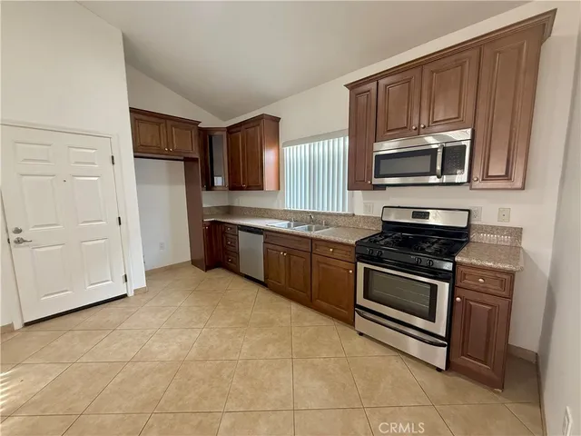 $2,499 | 6917 Woodman Avenue, Unit 7, Van Nuys, CA 91405
