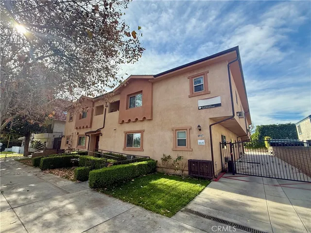 $2,499 | 6917 Woodman Avenue, Unit 7, Van Nuys, CA 91405